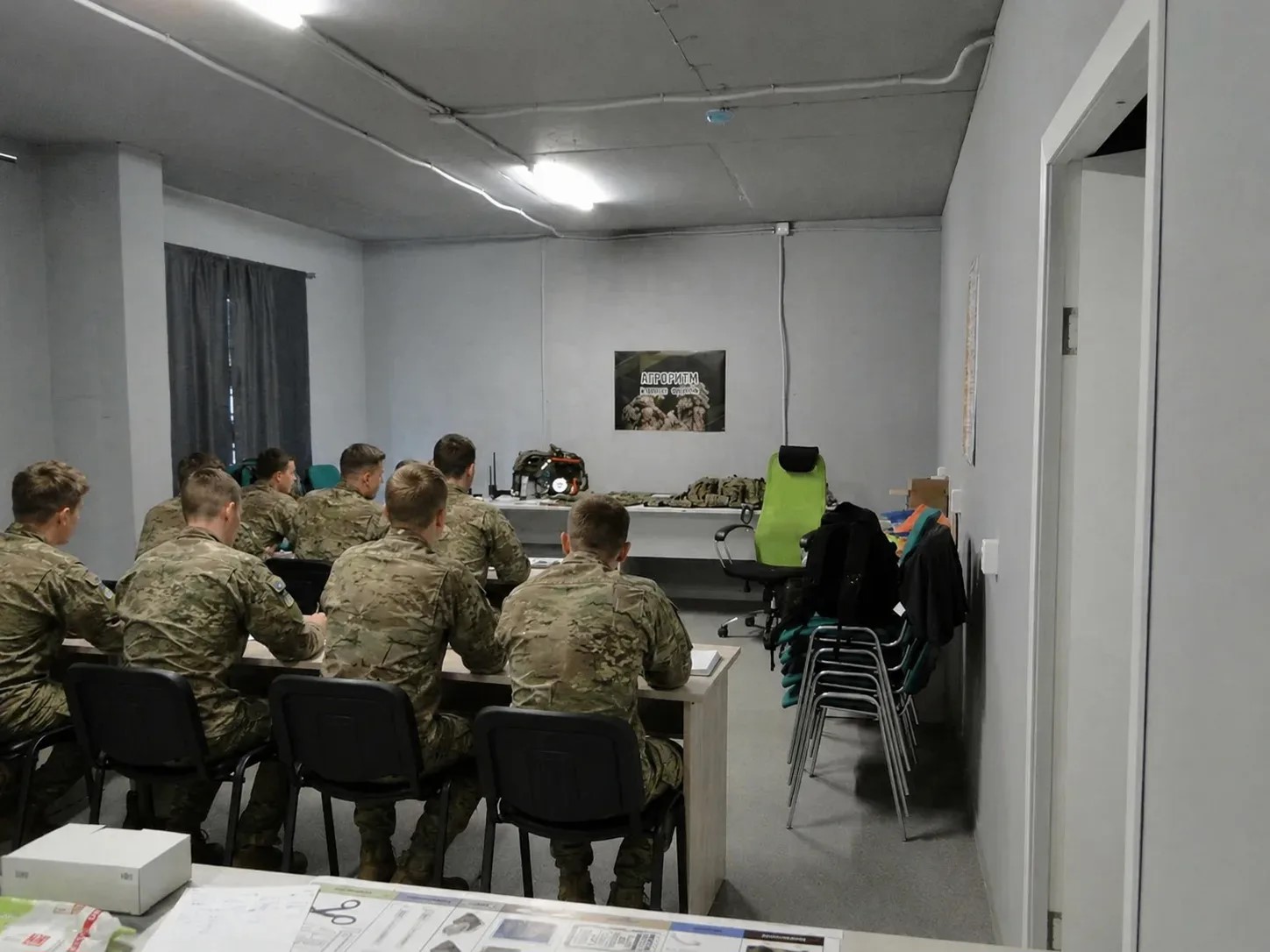 Инструктор помогает ученику на практическом занятии